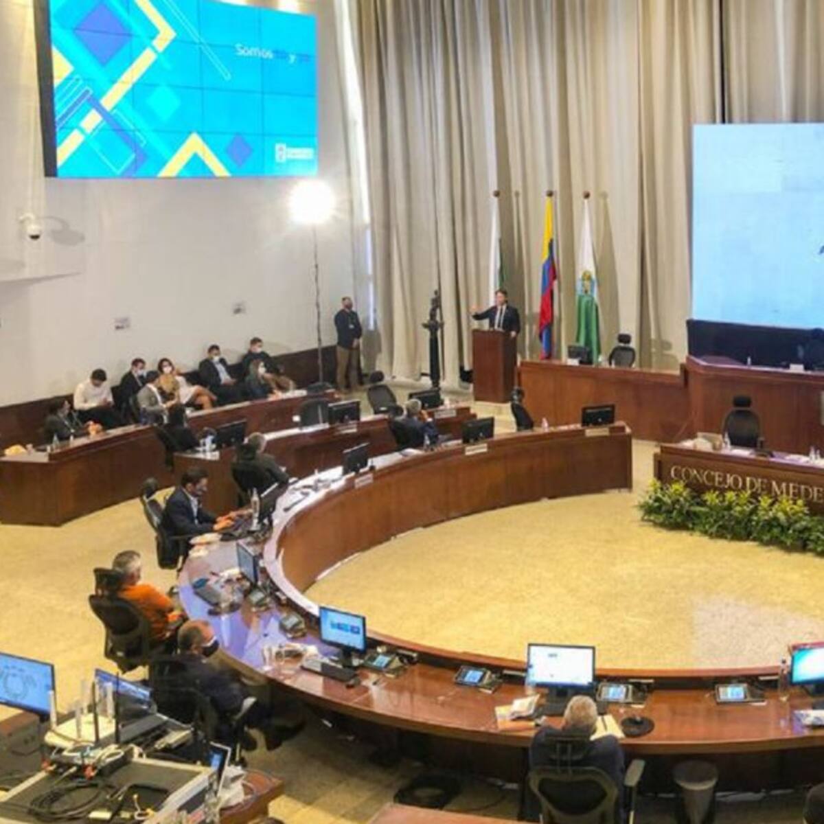Centro Democrático pone condiciones para aprobar venta de UNE