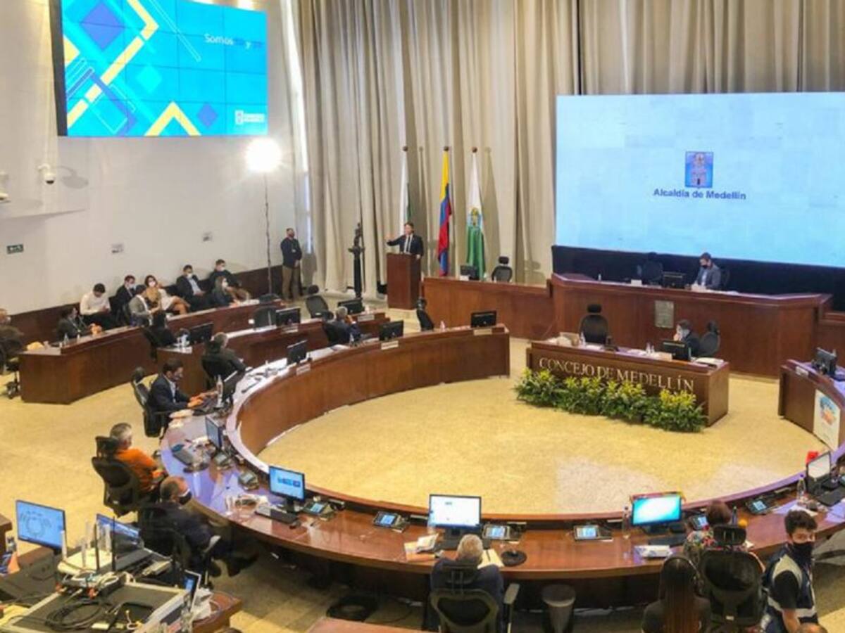 Centro Democrático pone condiciones para aprobar venta de UNE