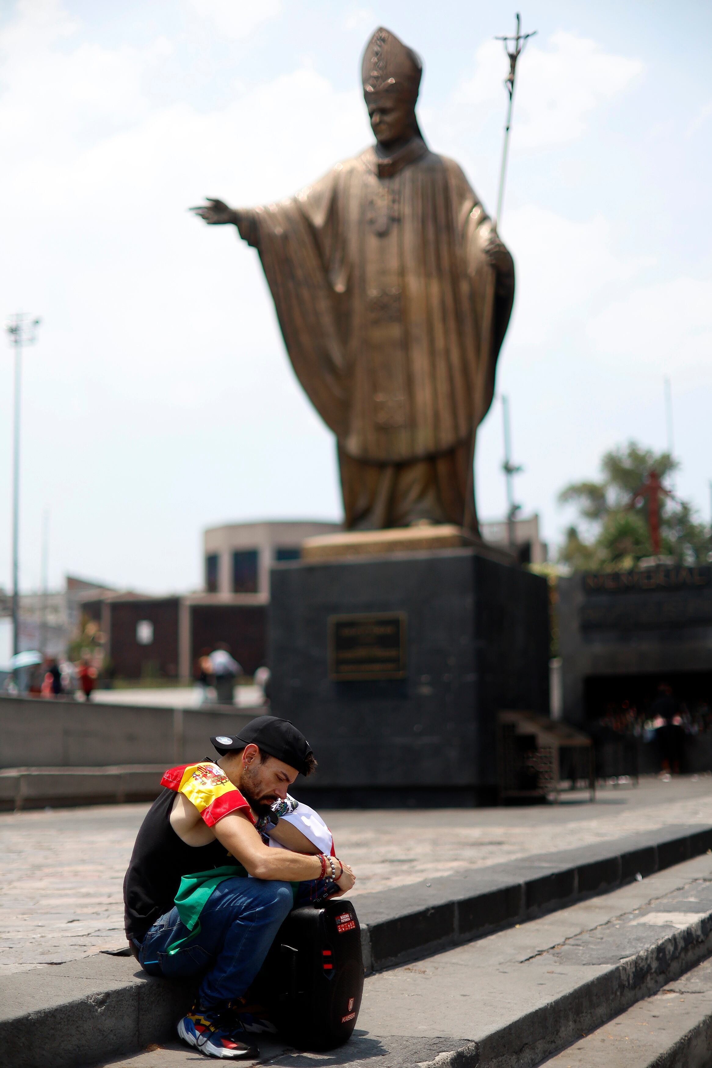 MEX1892. CIUDAD DE MÉXICO (MÉXICO), 08/05/2025.- Una persona descansa afuera de la Basílica de Guadalupe este jueves en la Ciudad de México (México). Feligreses acuden al templo mariano a realizar oraciones por el nombramiento del nuevo pontífice León XIV, el cardenal estadounidense Robert Prevost Martínez, muy cercano a su sucesor Francisco. EFE/Sáshenka Gutiérrez