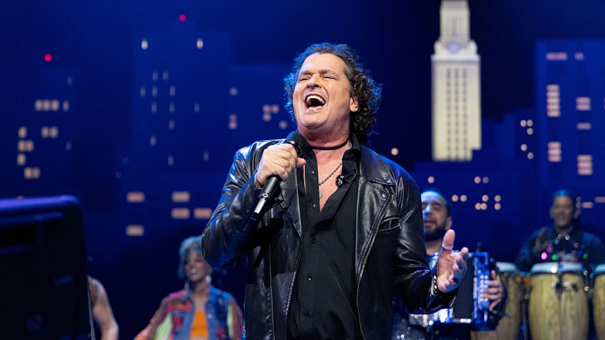 Carlos Vives sorprendió en Bogotá al cantar por primera vez con su hijo Pedro Vives