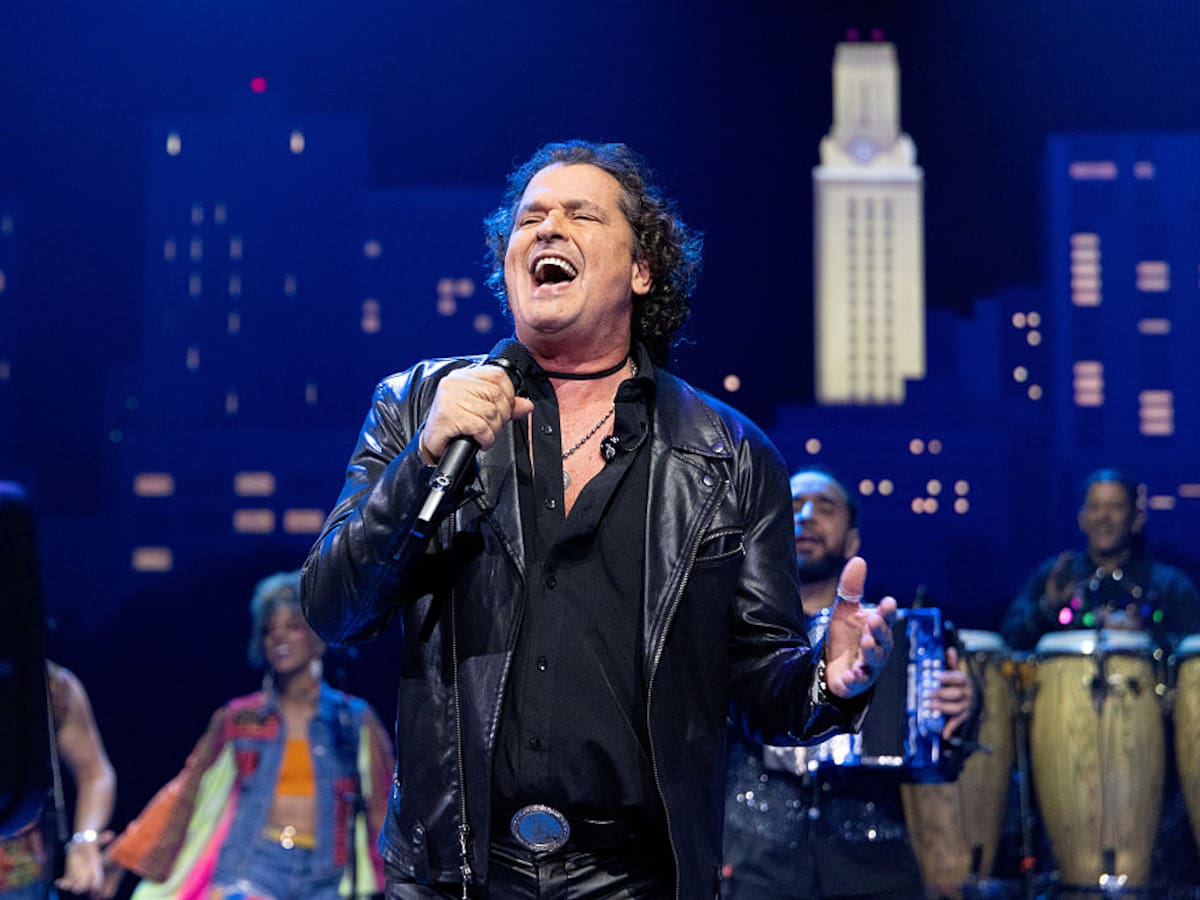 Carlos Vives sorprendió en Bogotá al cantar por primera vez con su hijo Pedro Vives