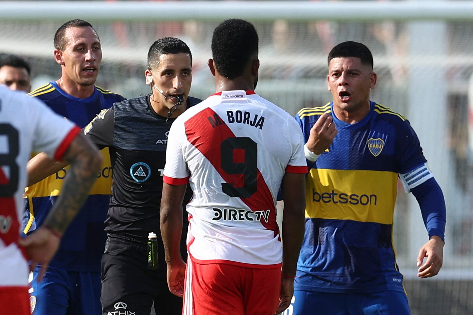 Miguel Ángel Borja discute con Marcos Rojo en el pasado Superclásico. (Photo by ALEJANDRO PAGNI / AFP) (Photo by ALEJANDRO PAGNI/AFP via Getty Images)