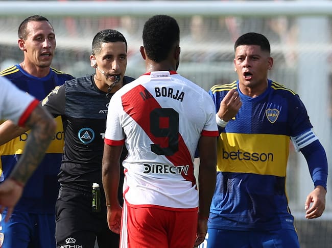 Miguel Ángel Borja discute con Marcos Rojo en el pasado Superclásico. (Photo by ALEJANDRO PAGNI / AFP) (Photo by ALEJANDRO PAGNI/AFP via Getty Images)
