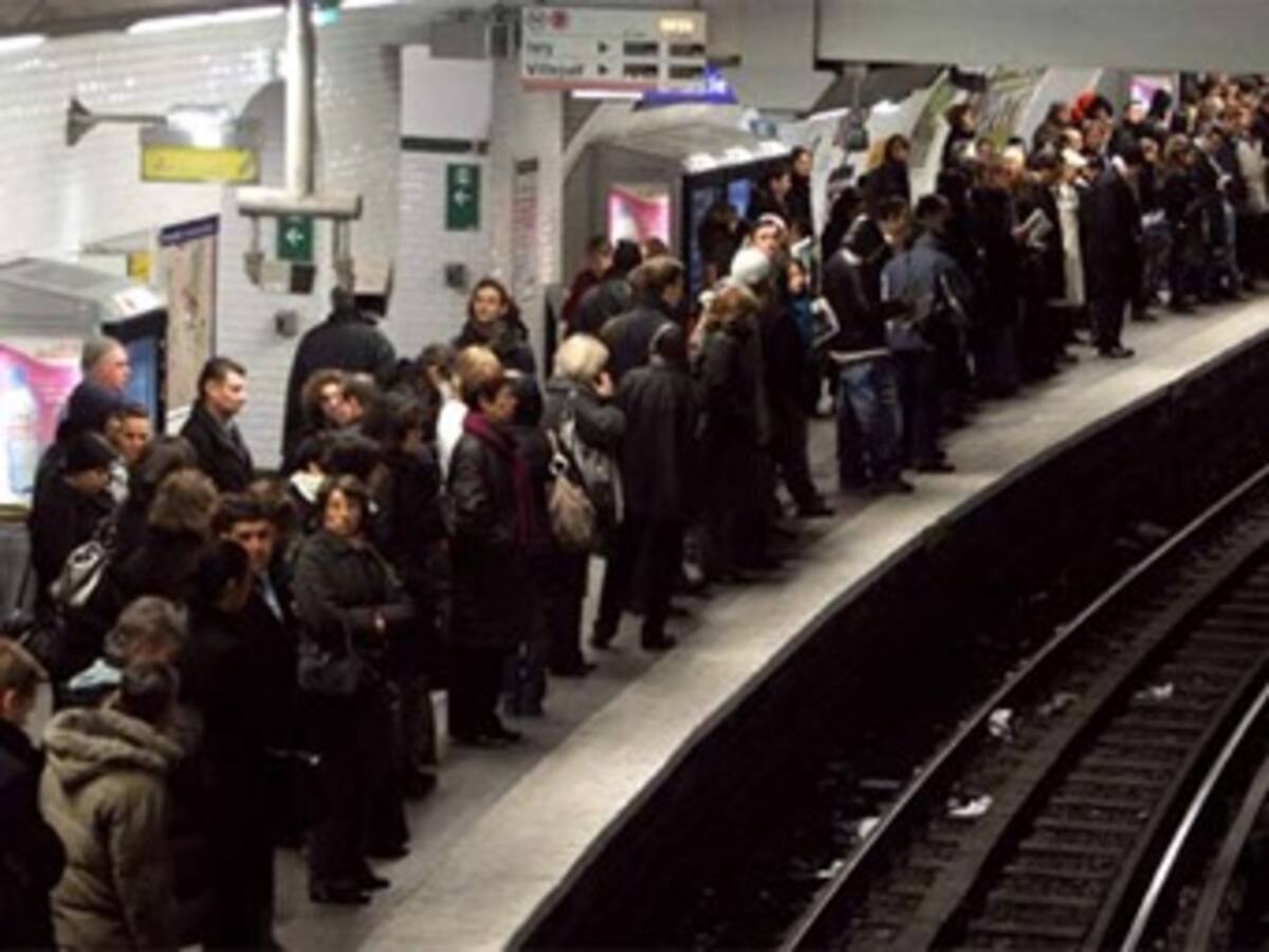 Transporte público y aeropuertos franceses, los más afectados por huelga general