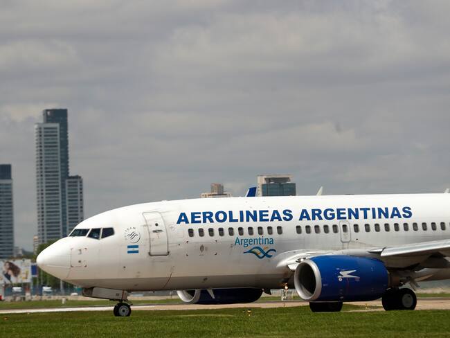 BAS103. BUENOS AIRES (ARGENTINA), 12/03/2024.- Fotografía de archivo fechada el 9 de octubre de 2017 de un avión de Aerolíneas Argentinas en el Aeroparque Internacional Jorge Newbery en Buenos Aires (Argentina). Argentina inició acciones diplomáticas contra Venezuela después de que el Gobierno de Nicolás Maduro prohibiera que las aeronaves argentinas puedan sobrevolar el espacio aéreo venezolano, informaron este martes fuentes oficiales. Según explicó el portavoz presidencial argentino, Manuel Adorni, en su habitual rueda de prensa en la Casa Rosada (sede del Gobierno), "Argentina no se va a dejar extorsionar por los amigos del terrorismo". EFE/ David Fernández ARCHIVO