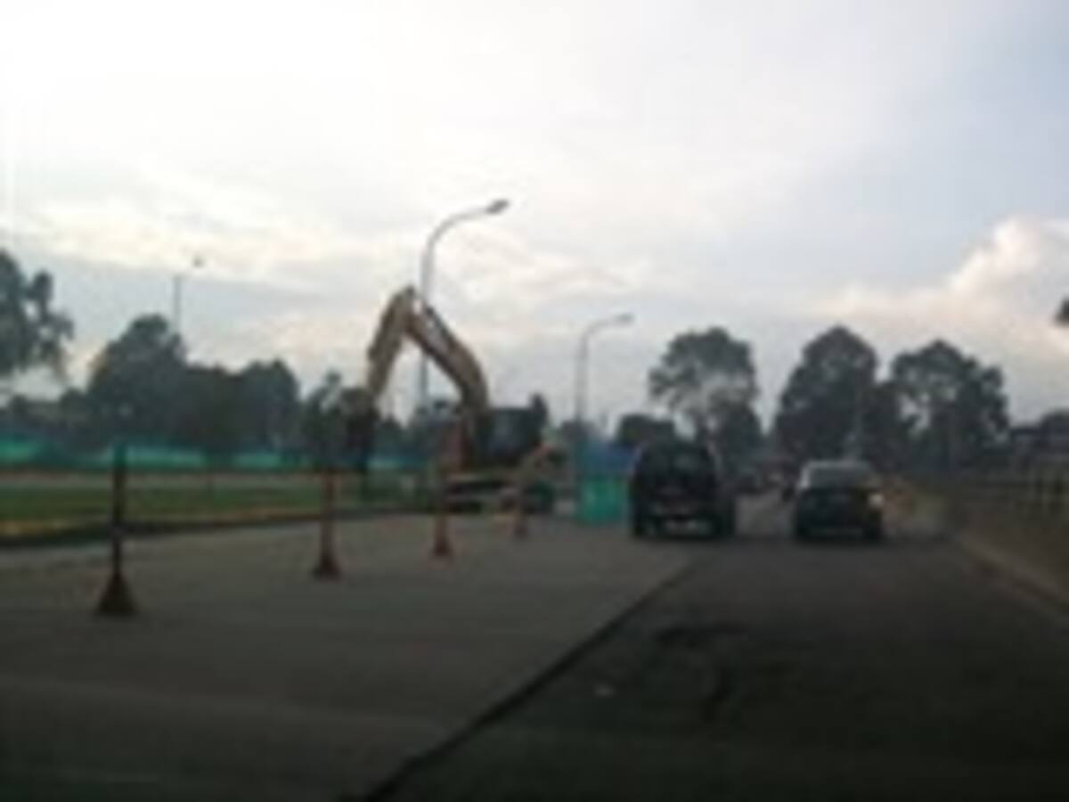Queja de usuarios por ausencia de trabajadores después de las 5pm en obra de la Avenida El Dorado. Aldemar Cortés, subdirector técnico del IDU