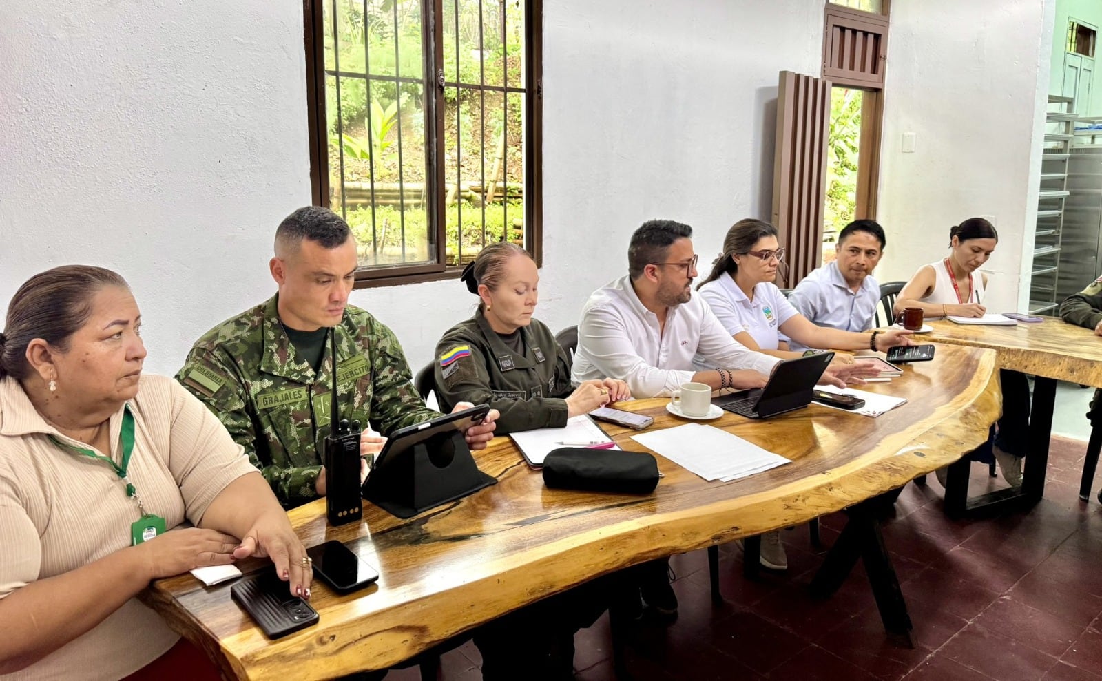 La alcaldesa Karol Villarejo y la gestora social del municipio, Ceneibe Jaramillo, han sido víctimas de amenazas a través de panfletos. Foto: Gobernación del Valle del Cauca.
