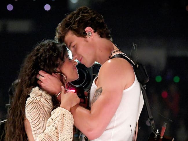 El apasionado beso entre Camila Cabello y Shawn Mendes