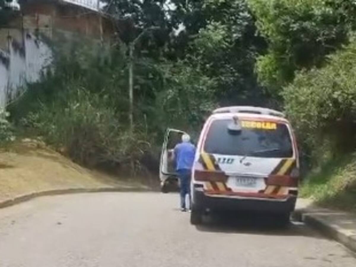 VIDEO | Investigarán al conductor de bus escolar que intentó arrollar a un motociclista