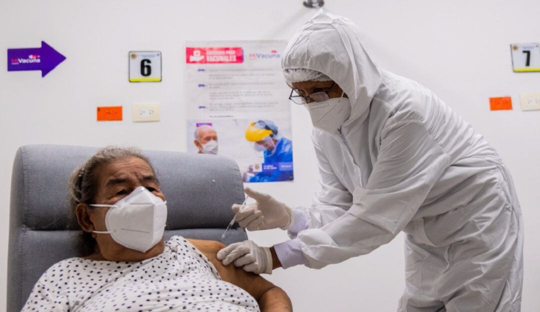 Una mujer de 77 años en Cartagena se convirtió en el vacunado número dos millones en todo el país