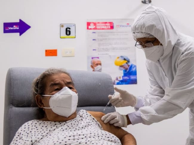 Una mujer de 77 años en Cartagena se convirtió en el vacunado número dos millones en todo el país