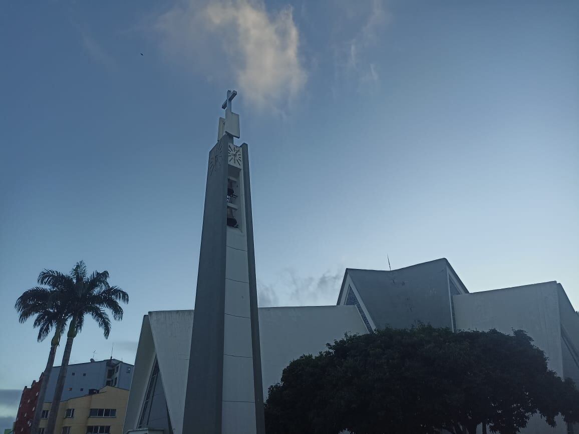 Hermoso amanecer en Armenia, de fondo la catedral Inmaculada Concepción en la plaza de Bolívar. Foto: Adrián Trejos