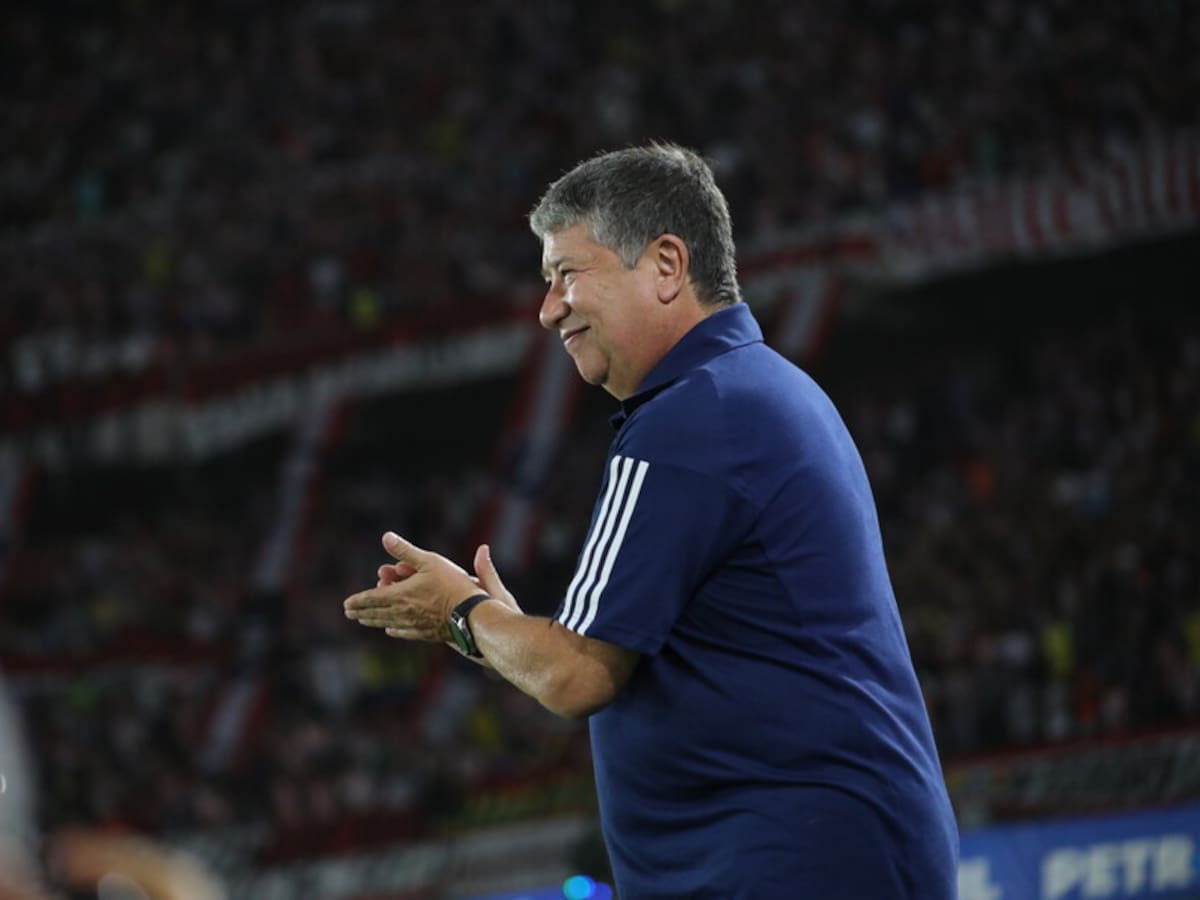 Bolillo Gómez se iguala con hinchas del Junior y les responde con gestos obscenos