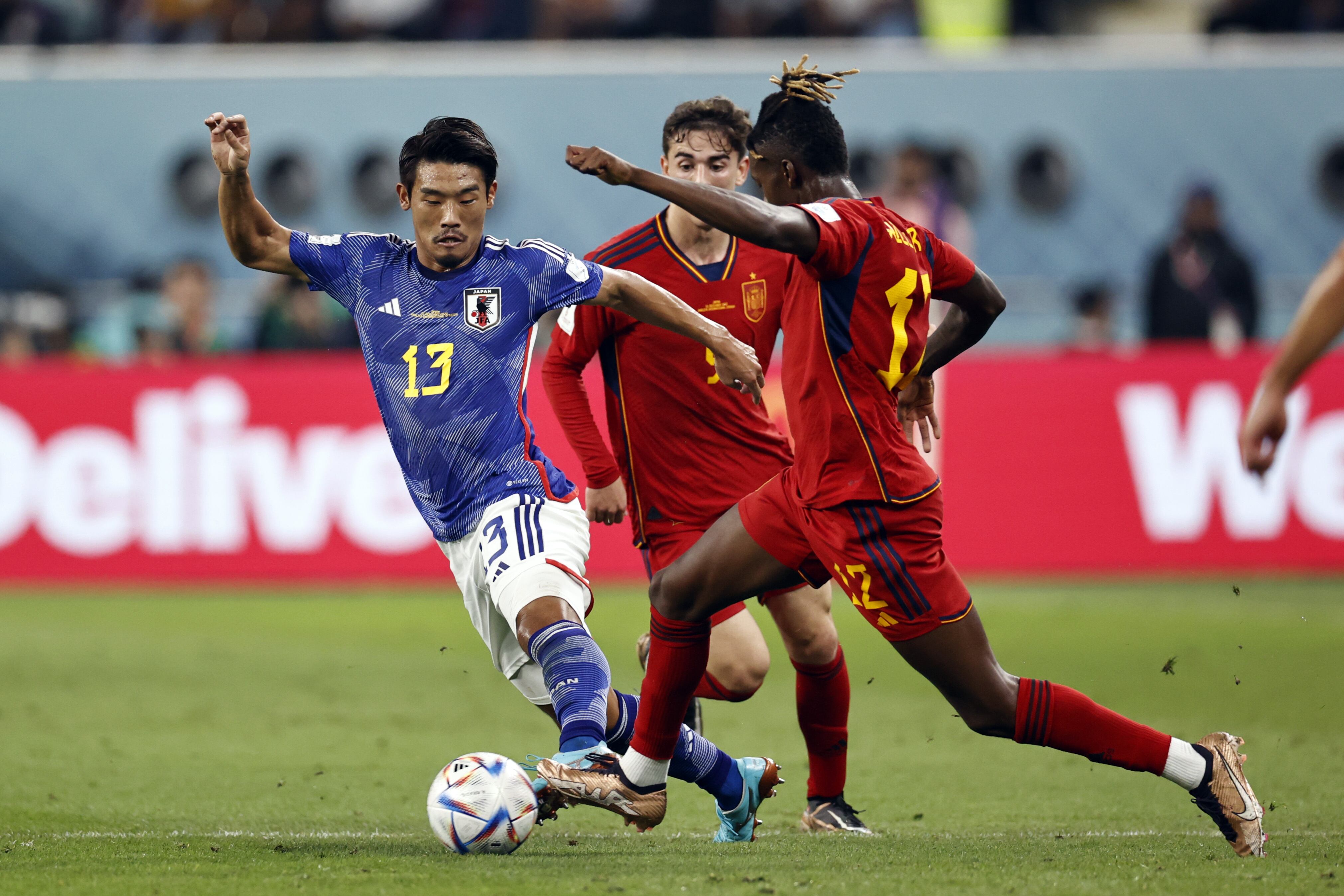 AL-RAYYAN - (l-r) Hidemasa Morita of Japan, Nico Williams of Spain during the FIFA World Cup Qatar 2022 group E match between Japan and Spain at Khalifa International stadium on December 1, 2022 in Ar-Rayyan, Qatar. AP | Dutch Height | MAURICE OF STONE (Photo by ANP via Getty Images)