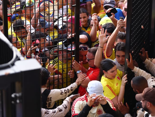Hinchas colombianos y argentinos enfrentándose con la seguridad del Hard Rock Stadium (Foto vía Getty Images)
