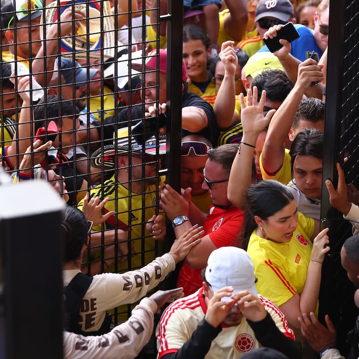 Hinchas colombianos y argentinos enfrentándose con la seguridad del Hard Rock Stadium (Foto vía Getty Images)
