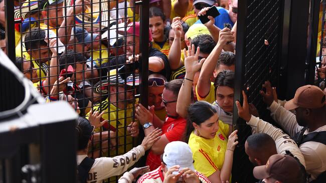 Hinchas colombianos y argentinos enfrentándose con la seguridad del Hard Rock Stadium (Foto vía Getty Images)