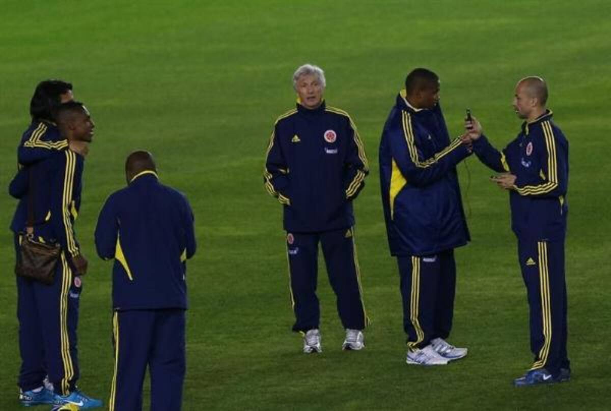 El técnico José Pekerman conversa con sus jugadores durante el reconocimiento del Estadio Monumental. Foto: EFE