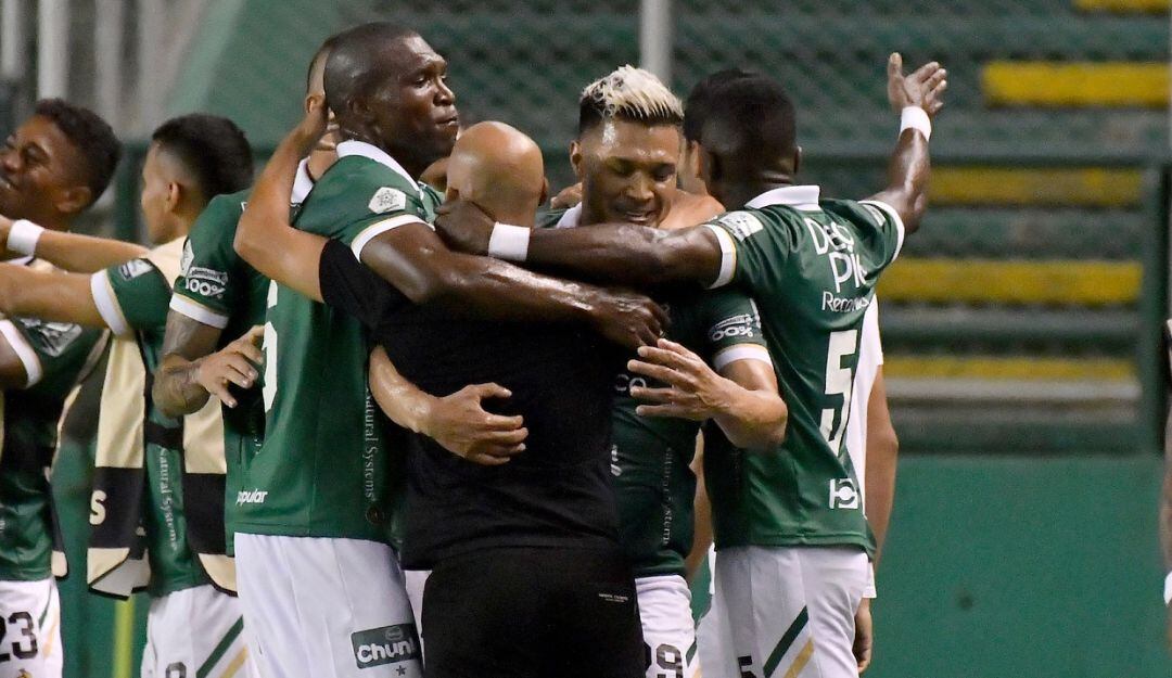 Abrazo entre Teófilo Gutiérrez y el entrenador Mayer Candelo