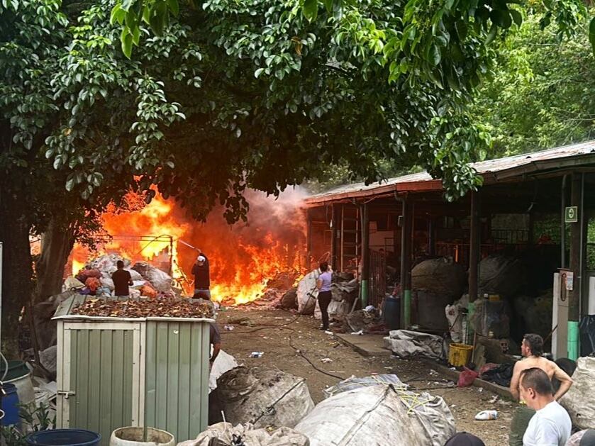 Incendio en bodega de reciclaje en Medellín- foto Dagrd