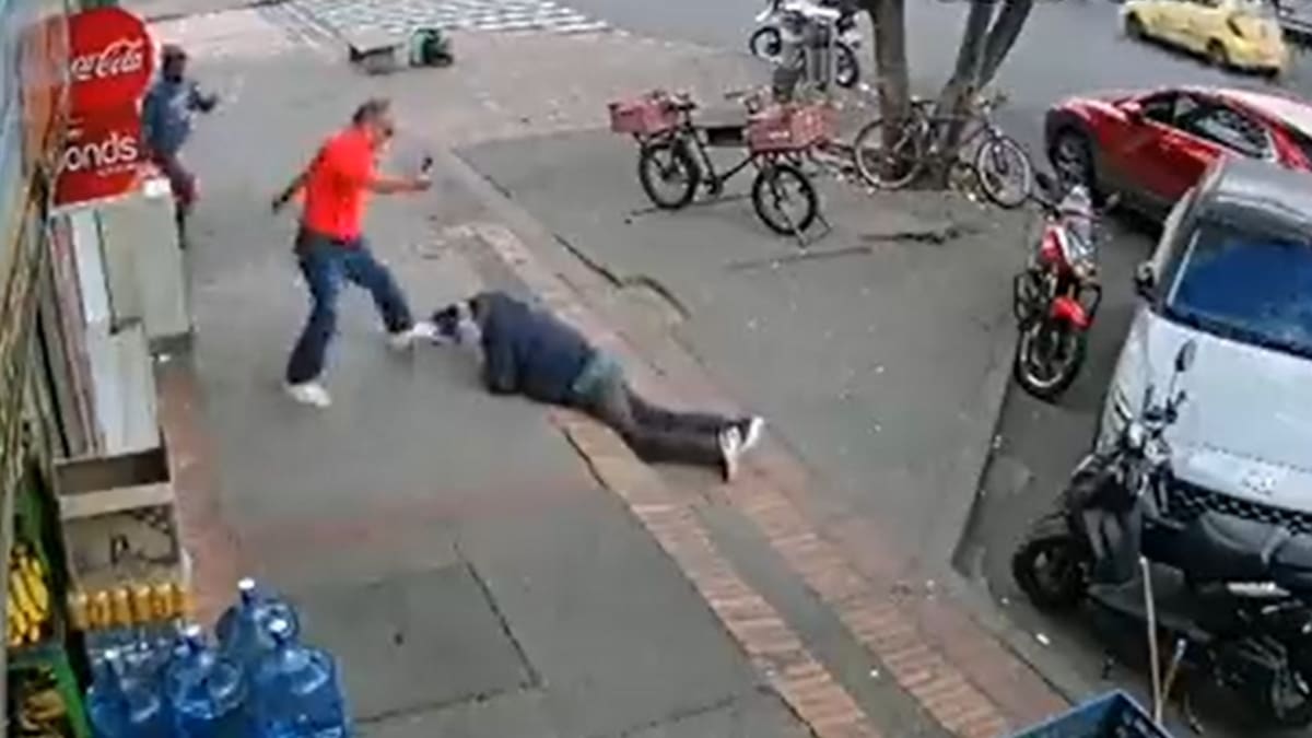Video | Golpean a anciano pensando que intentaba robar, pero en realidad se había resbalado