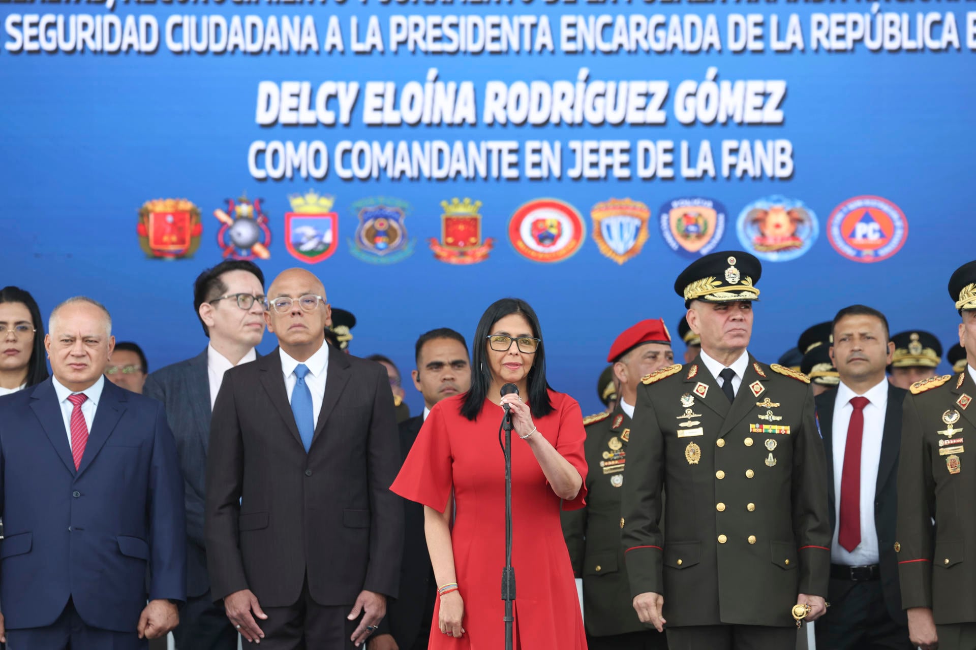 Presidenta encargada de Venezuela, Delcy Rodríguez (c), junto al presidente de la Asamblea Nacional, Jorge Rodríguez (2-i), el ministro del Interior, Diosdado Cabello (i), y el ministro de la Defensa, Vladimir Padrino López (2-d). EFE / Palacio de Miraflores