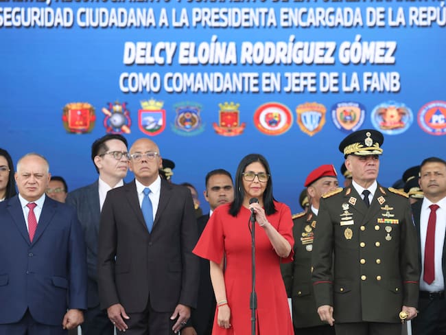 Presidenta encargada de Venezuela, Delcy Rodríguez (c), junto al presidente de la Asamblea Nacional, Jorge Rodríguez (2-i), el ministro del Interior, Diosdado Cabello (i), y el ministro de la Defensa, Vladimir Padrino López (2-d). EFE / Palacio de Miraflores