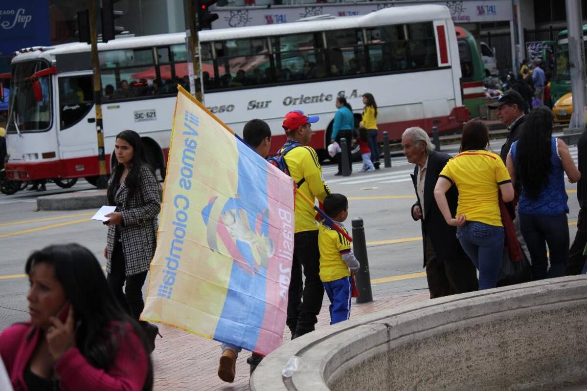 La plaza de Bolívar reúne a miles de hinchas de la selección.
