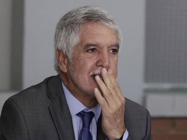 Peñalosa califica como "show" tratar tumbar al Ministro de Defensa