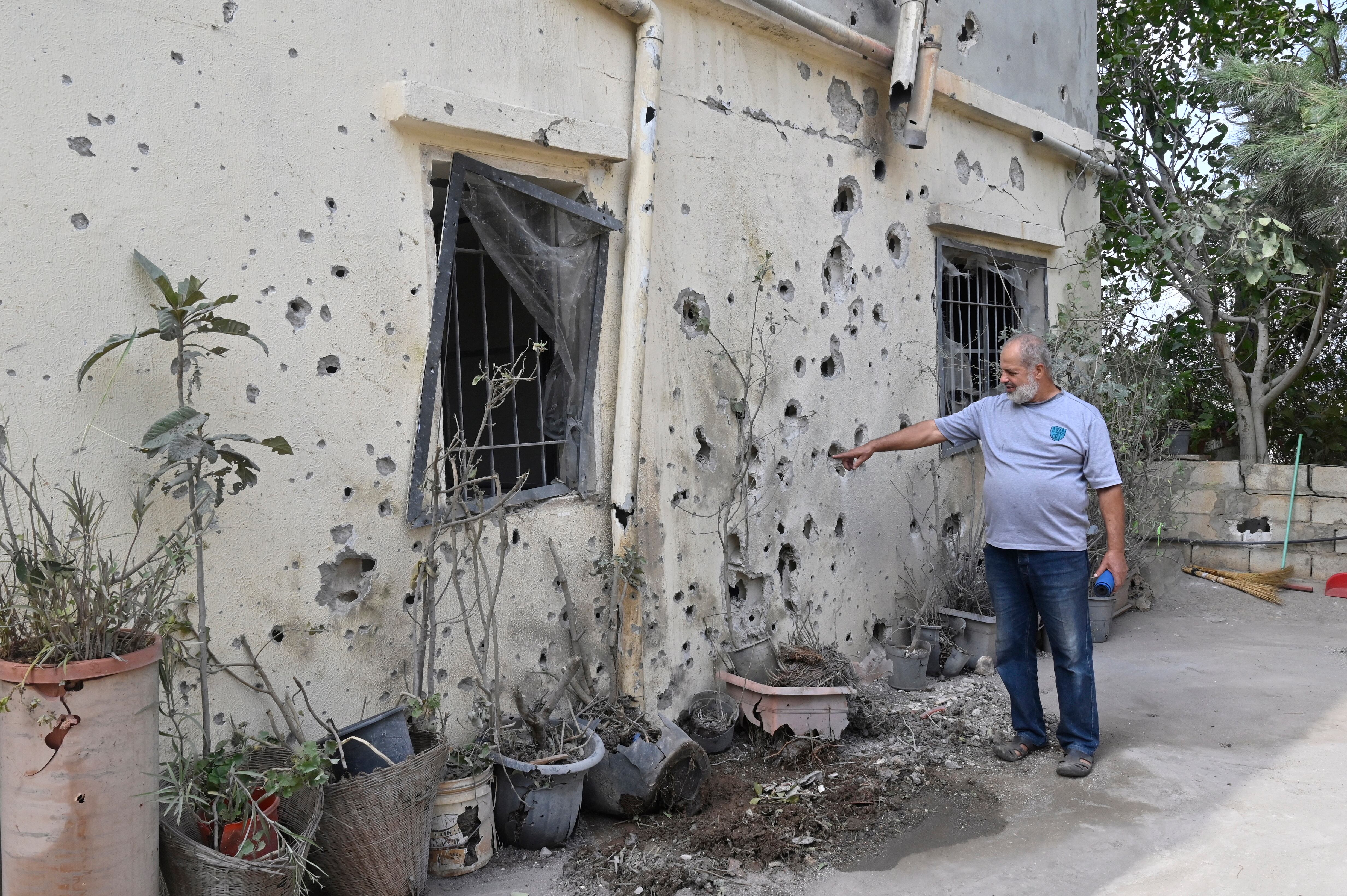 Dahaira (Lebanon), 10/10/2023.- A man looks at a wall house that was hit by Israeli shelling, in Dhayra border village with Israel, south Lebanon, 10 October 2023. According to Hezbollah, three fighters of the group were killed during Israeli shelling on villages in South Lebanon on 09 October. The Israel Defence Forces (IDF) said tanks struck two observation posts belonging to Hezbollah in response to the rockets launched from Lebanon at Israel. (Líbano) EFE/EPA/WAEL HAMZEH