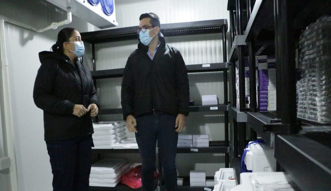 El alcalde Carlos Ordosgoitia visitó el cuarto frío que está ubicado en uno de los hospitales.