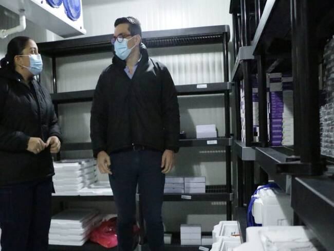 El alcalde Carlos Ordosgoitia visitó el cuarto frío que está ubicado en uno de los hospitales.