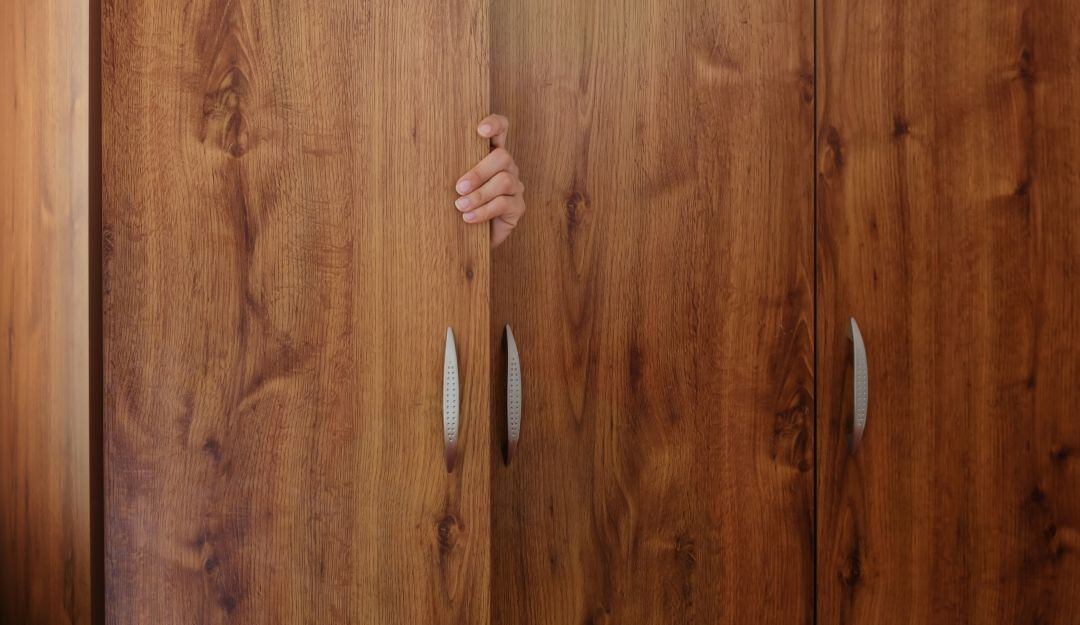 Hombre vivió en armario de su novia adolescente más de un mes