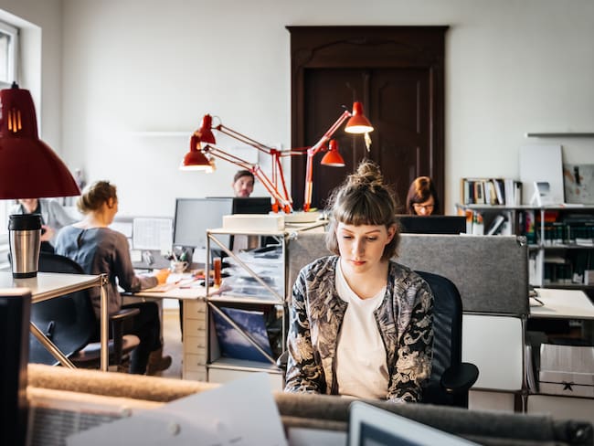 Personas trabajando en una oficina - (Getty Images)