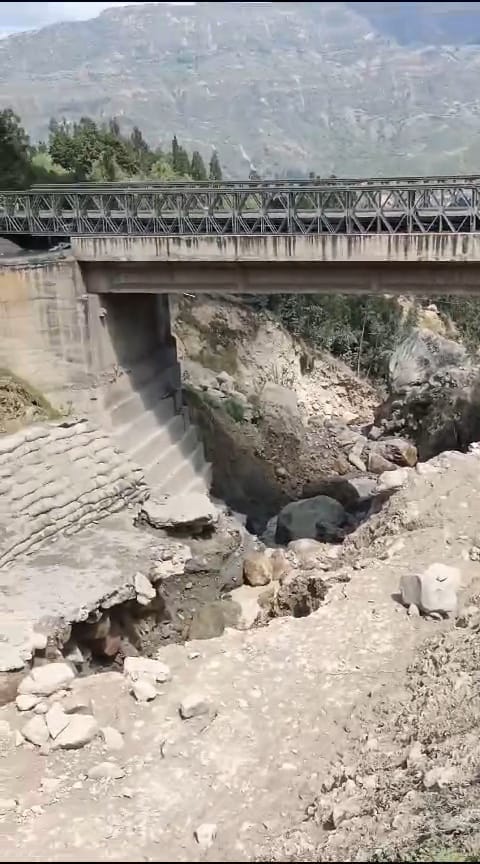 Las lluvias socavaron las bases del puente metálico sobre la quebrada El Boche, dejando incomunicada a la provincia de Valderrama con Arauca