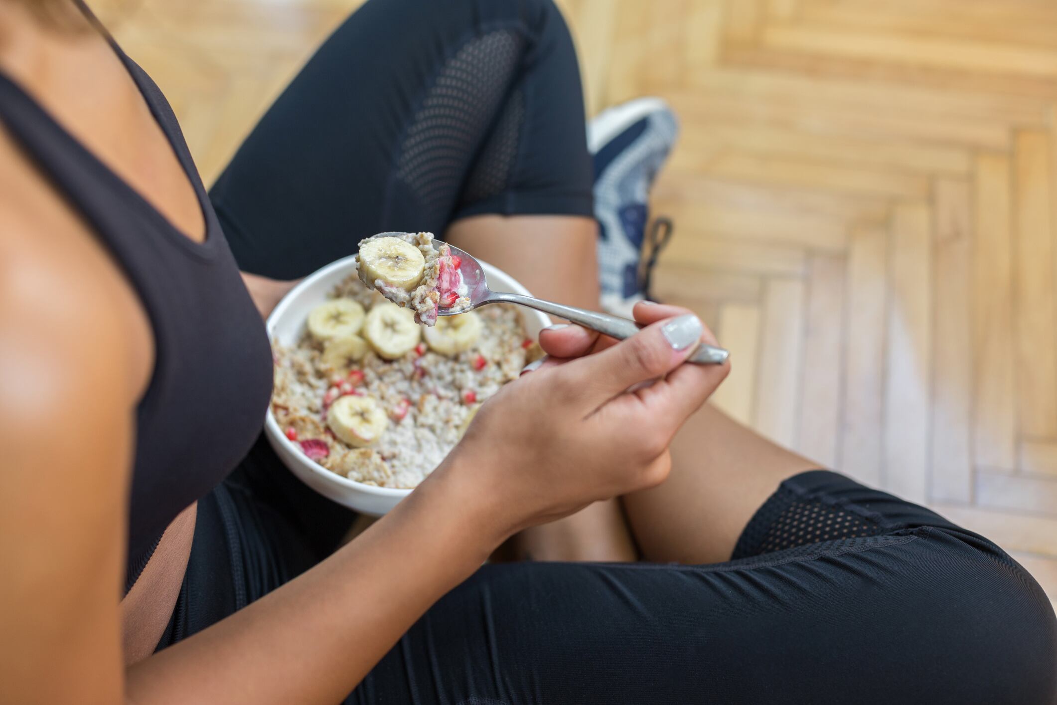 Persona consumiendo avena // Getty Images
