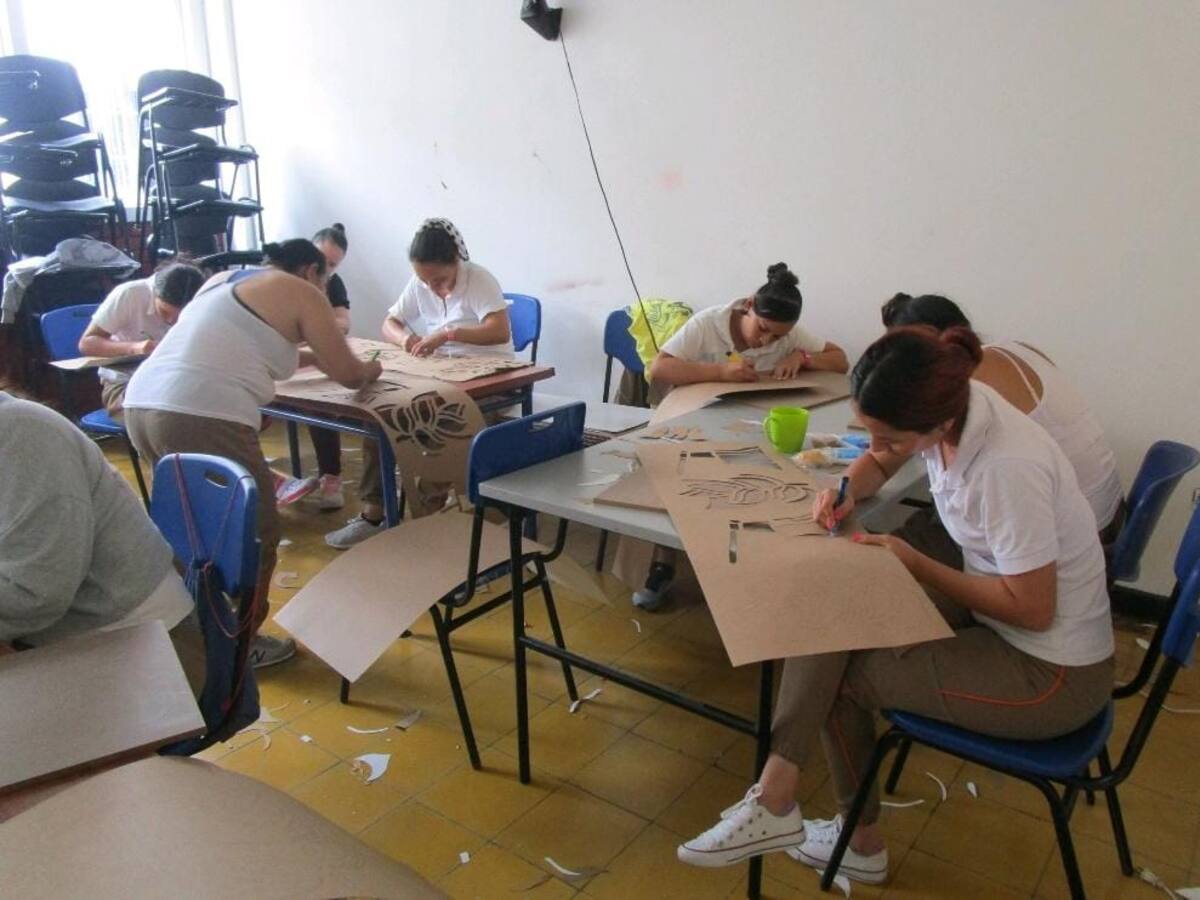 950 faroles elaboran internas de la cárcel de mujeres de Armenia