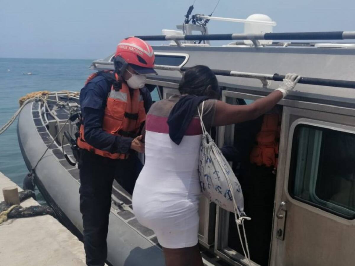 Mujer embarazada recibe asistencia en Santa Cruz del Islote, Bolívar