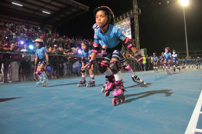 La alegría de los niños con la nueva pista de patinaje. /FOTO ALCALDÍA