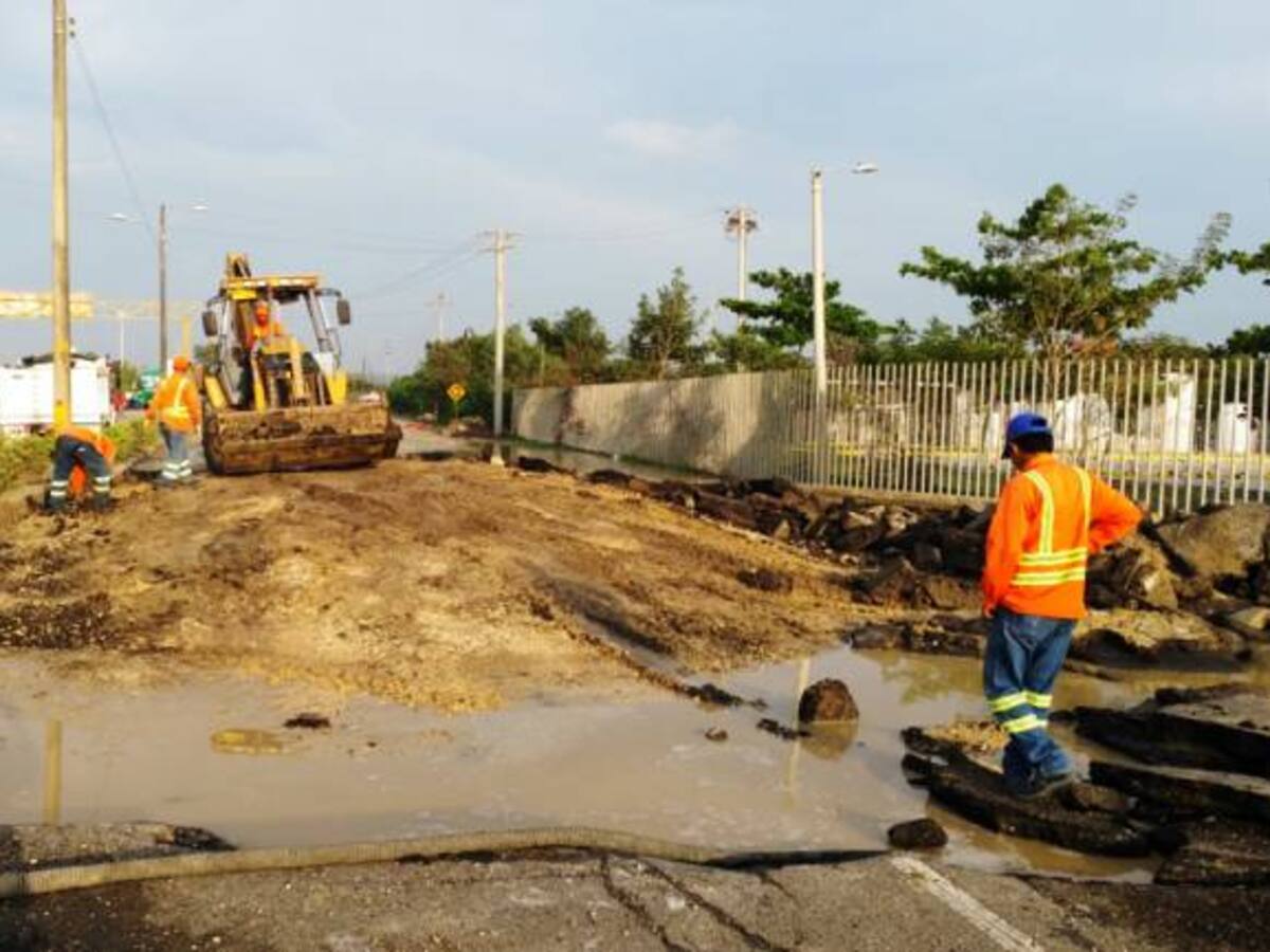 Concesión Vial trabaja 24 horas para habilitar vía del Fondo Rotatorio en zona industrial de Cartagena