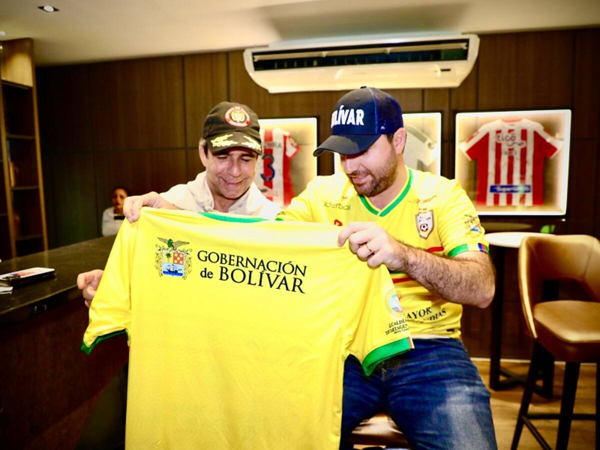 Gobernador Yamil Arana entregó la camiseta del Real Cartagena a Alex Char