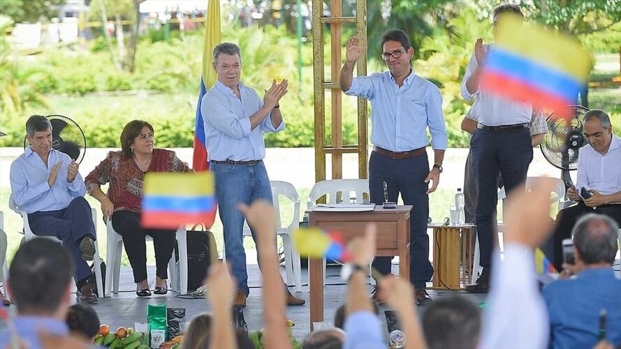 El ministro de Agricultura, Juan Guillermo Zuluaga, tomó posesión este lunes 9 de octubre ante el presidente Juan Manuel Santos en La Uribe (Meta). Foto: Colprensa