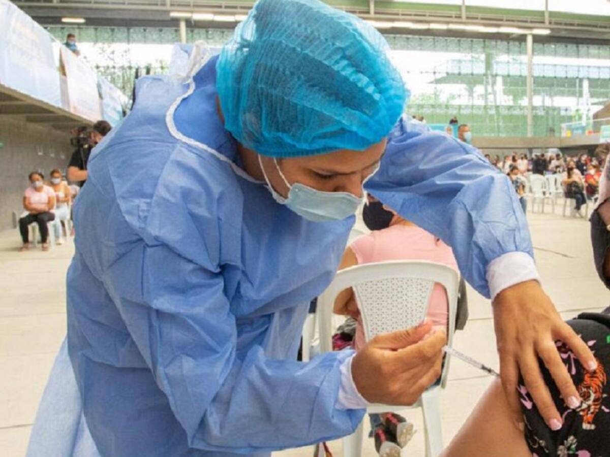 Medellín llegó al 70% de la población con almenos una dosis de la vacuna