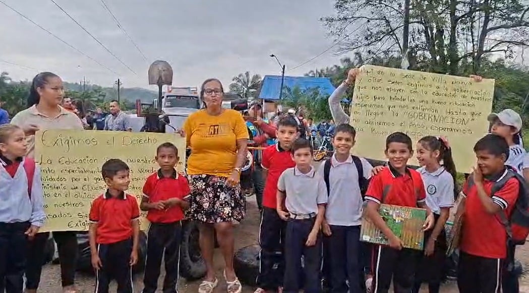 Protestan en la vía Cúcuta–Tibú por falta de docentes. / Foto: Cortesía.