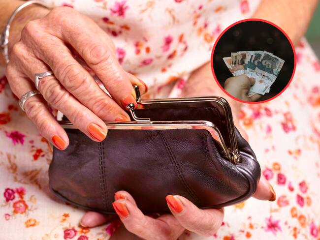 Mujer anciana con un bolso para el dinero en la mano y de fondo una mano con dinero colombiano (Fotos vía Getty Images)