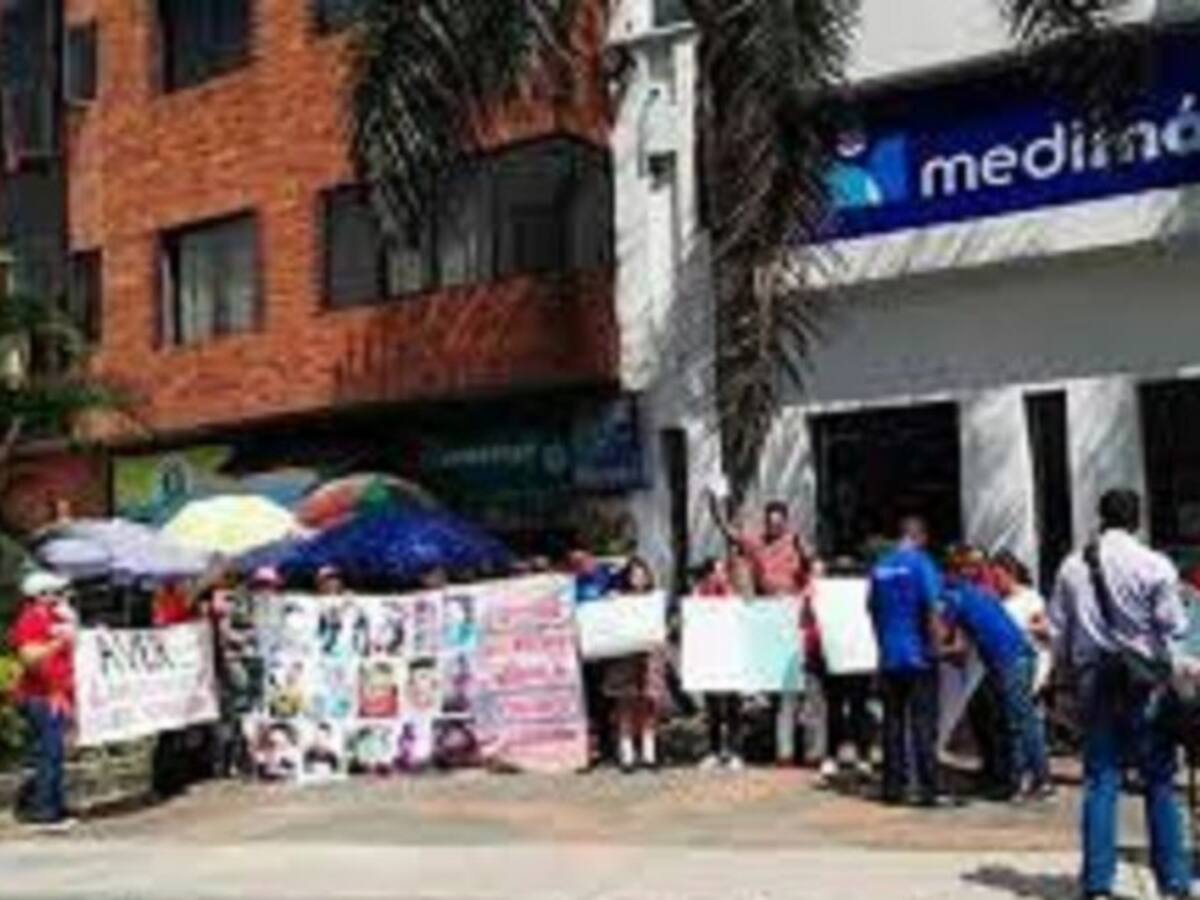Mujeres se toman la sede de Medimas exigiendo mejor servicio