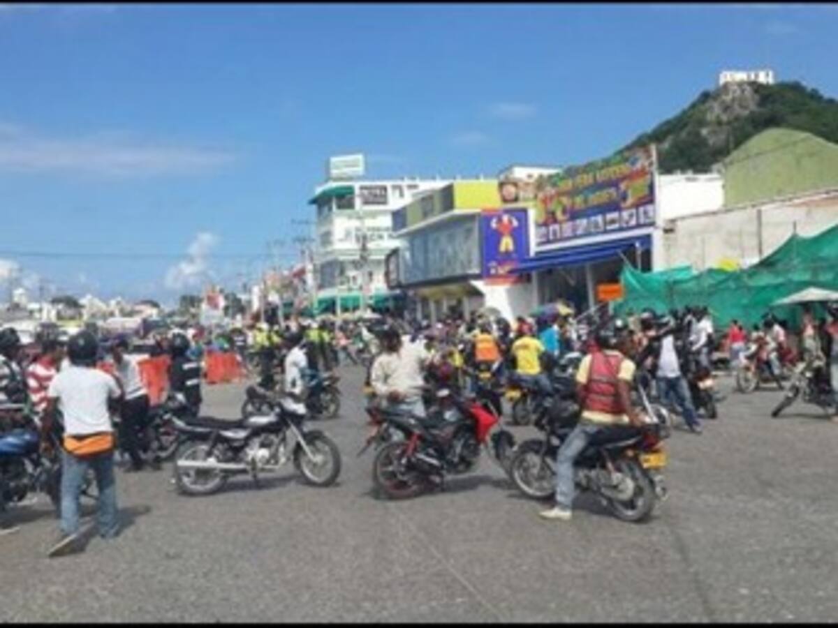 Mototaxistas bloquean principales vías de Cartagena