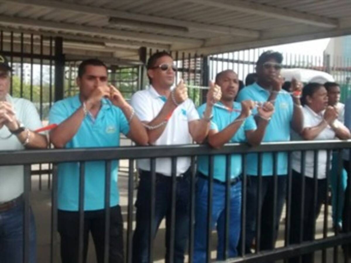 Alcaldes protestan encadenados en Cartagena contra Electricaribe