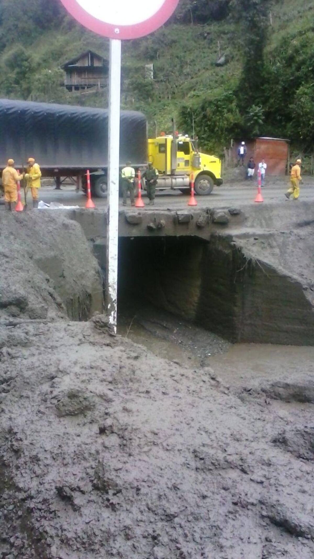 La carretera fue cerrada desde antes de la media noche del lunes, por un deslave.