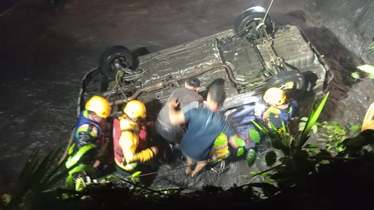 Vehículo fue arrastrado por creciente súbita de quebrada en Villeta, Cundinamarca